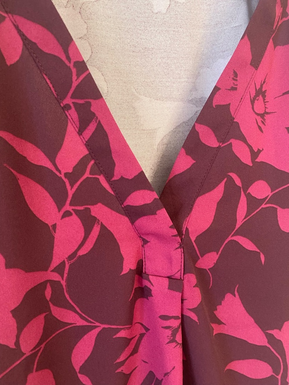 Floral V-Neck Size Large Floral Top in Pink - Picture 4 of 6